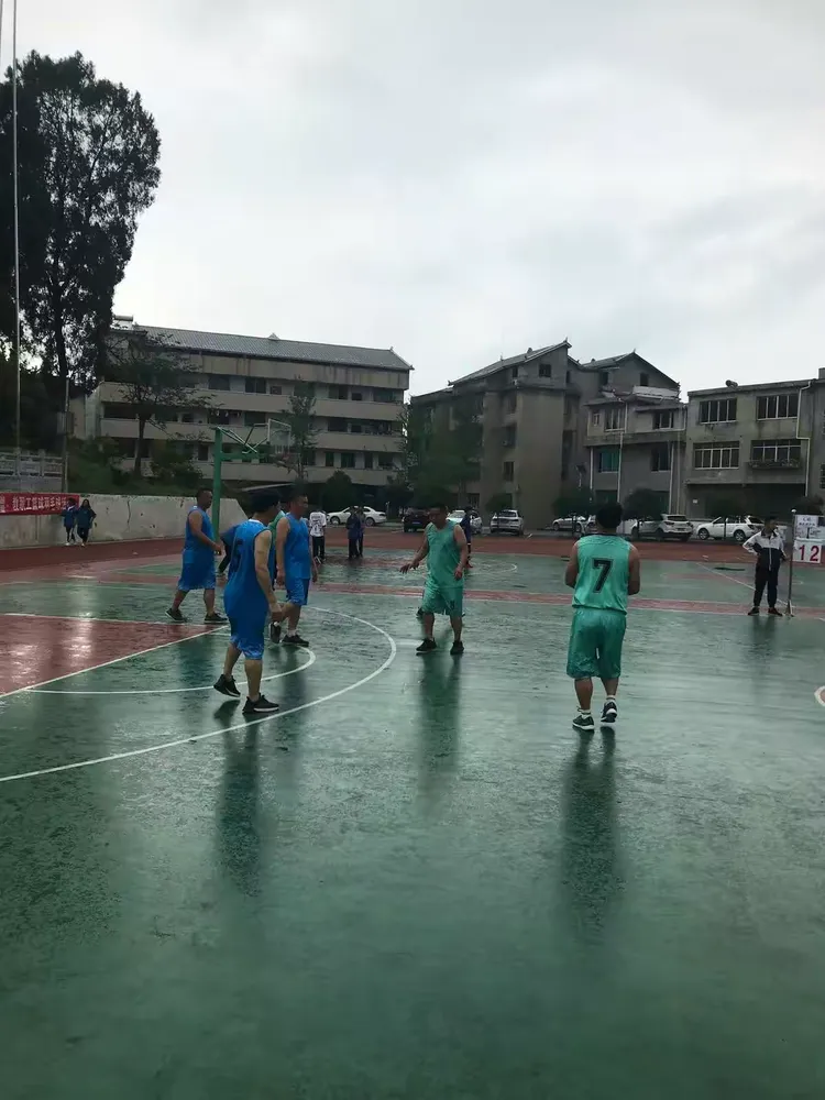 德里男篮奋力拼搏，最终取得胜利
