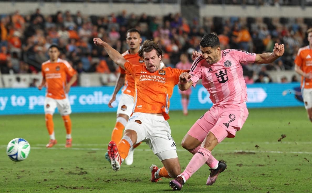 包含法国鏖战阿森纳，苏亚雷斯状态火热的词条